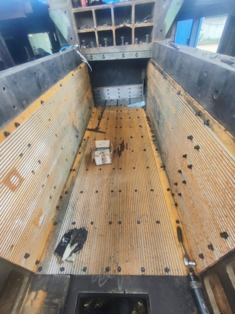 Lis Becker (TSR Šumperk); Oprava lisu včetně změny geometrie otěruvzdorných plechů komory z trapézu na vlnu. Lis Becker (TSR Šumperk); Oprava lisu včetně změny geometrie otěruvzdorných plechů komory z trapézu na vlnu.